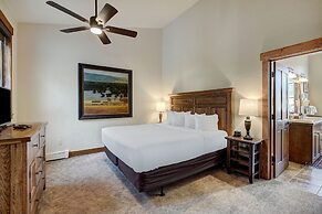 Spacious Upstairs Townhome With Private Garage 2 Bedroom Condo