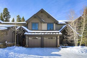 Spacious Upstairs Townhome With Private Garage 2 Bedroom Condo