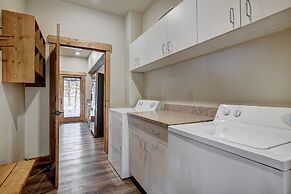 Spacious, Updated Townhome With Private Garage 3 Bedroom Condo