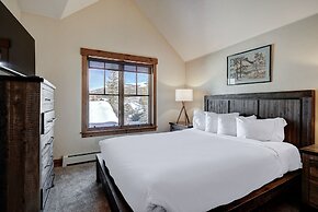 Spacious, Updated Townhome With Private Garage 3 Bedroom Condo