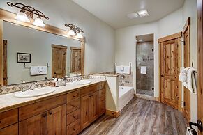 Spacious, Updated Townhome With Private Garage 3 Bedroom Condo