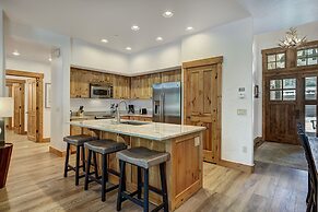 Updated, Modern Townhome With Private Garage 2 Bedroom Condo