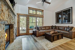 Updated, Modern Townhome With Private Garage 2 Bedroom Condo