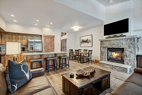 Updated, Modern Townhome With Private Garage 2 Bedroom Condo