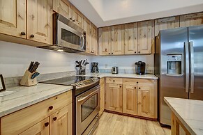 Updated, Modern Townhome With Private Garage 2 Bedroom Condo