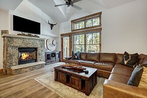 Updated, Modern Townhome With Private Garage 2 Bedroom Condo