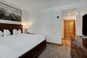 Updated, Modern Townhome With Private Garage 2 Bedroom Condo