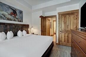 Updated, Modern Townhome With Private Garage 2 Bedroom Condo