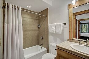 Updated, Modern Townhome With Private Garage 2 Bedroom Condo