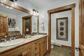 Updated, Modern Townhome With Private Garage 2 Bedroom Condo