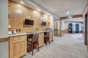 Updated, Modern Townhome With Private Garage 2 Bedroom Condo