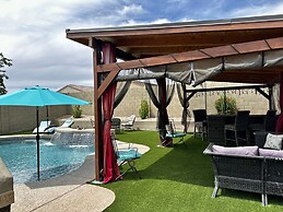 Desert Oasis W/ Pool & Stunning Mountain Views 4 Bedroom Home