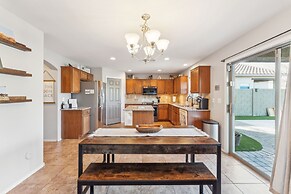 Desert Oasis W/ Pool & Stunning Mountain Views 4 Bedroom Home