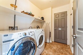 Desert Oasis W/ Pool & Stunning Mountain Views 4 Bedroom Home