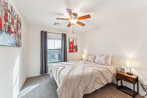 Desert Oasis W/ Pool & Stunning Mountain Views 4 Bedroom Home