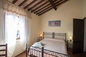 Cottage in Tuscany With Private Pool & Wine