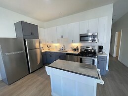 Cozy and Modern Stay in the Heart of C