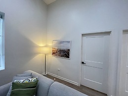 Cozy and Modern Stay in the Heart of C