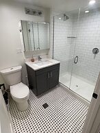 Cozy and Modern Stay in the Heart of C