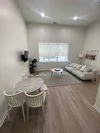 Cozy and Modern Stay in the Heart of C