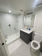 Cozy and Modern Stay in the Heart of C