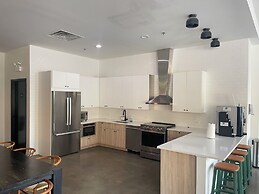 Cozy and Modern Stay in the Heart of C