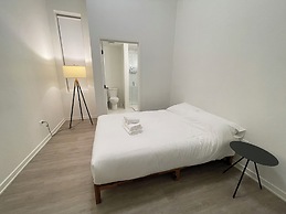 Cozy and Modern Stay in the Heart of C