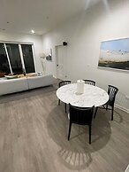 Cozy and Modern Stay in the Heart of C