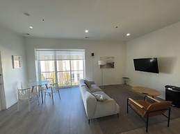 Cozy and Modern Stay in the Heart of C