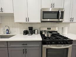 Cozy and Modern Stay in the Heart of C