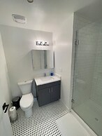 Cozy and Modern Stay in the Heart of C