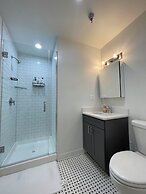 Cozy and Modern Stay in the Heart of C