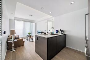 Chic Urban Stylish Condo in Downtown V