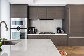 Chic Urban Stylish Condo in Downtown V