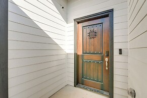 4 Mi to NRG Stadium: Luxurious Houston Townhome!