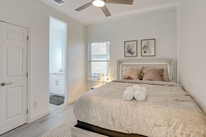 4 Mi to NRG Stadium: Luxurious Houston Townhome!