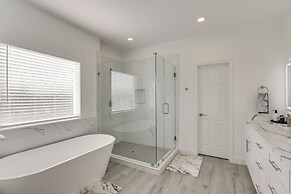 4 Mi to NRG Stadium: Luxurious Houston Townhome!