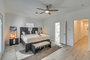 4 Mi to NRG Stadium: Luxurious Houston Townhome!