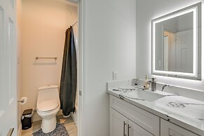 4 Mi to NRG Stadium: Luxurious Houston Townhome!