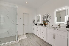 4 Mi to NRG Stadium: Luxurious Houston Townhome!