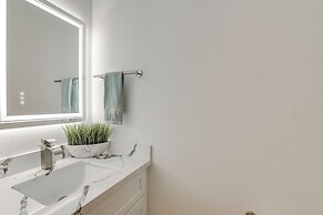 4 Mi to NRG Stadium: Luxurious Houston Townhome!