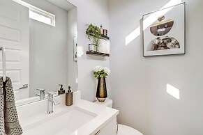 Close to Restaurants: Houston Haven w/ Balcony!