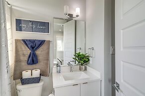 Close to Restaurants: Houston Haven w/ Balcony!