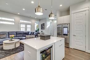 Close to Restaurants: Houston Haven w/ Balcony!