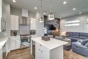 Close to Restaurants: Houston Haven w/ Balcony!