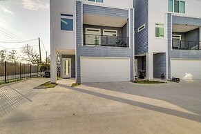 Close to Restaurants: Houston Haven w/ Balcony!