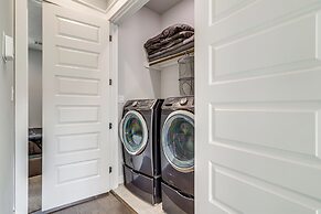 Close to Restaurants: Houston Haven w/ Balcony!