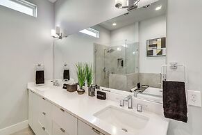 Close to Restaurants: Houston Haven w/ Balcony!