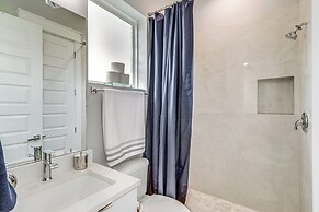 Close to Restaurants: Houston Haven w/ Balcony!