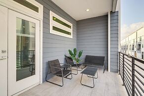 Close to Restaurants: Houston Haven w/ Balcony!